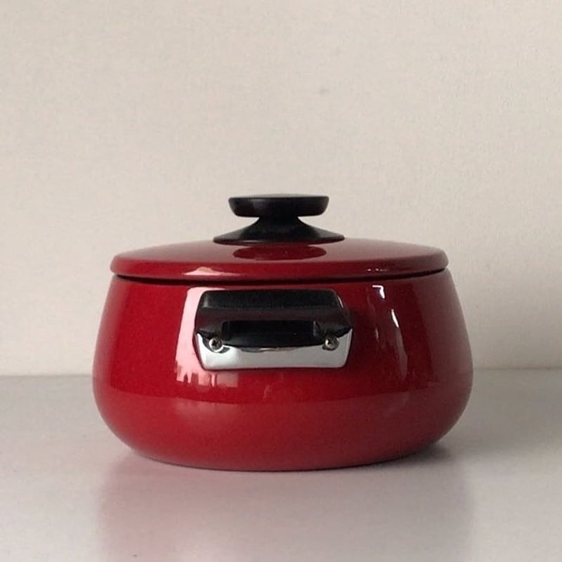 琺瑯(ホーロー) ヴィンテージ 両手鍋 18cm 深みのある濃い赤です。中古