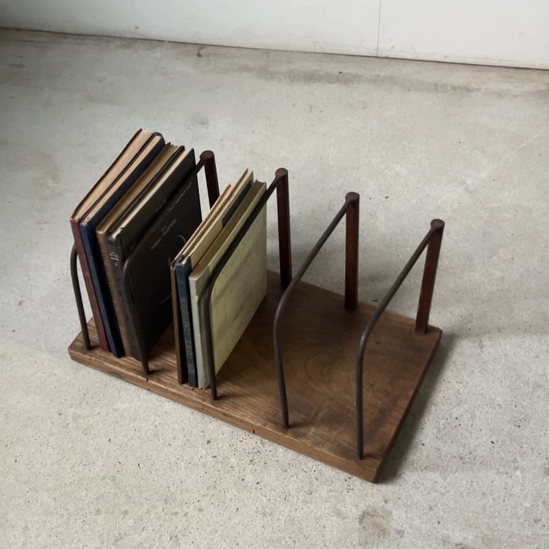 欅無垢材の古い卓上本立て 鉄仕切りと木で出来たブックスタンド 戦前