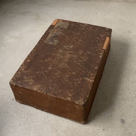 一閑張りの大きめ蓋付き道具箱  幅約54cm 旧家で長年眠っていたお品です  竹籠＋麻布＋和紙＋柿渋  ジャパンヴィンテージ 古箱 伝統工芸