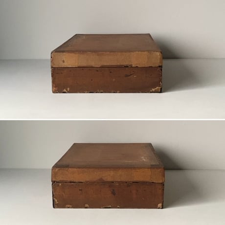 漆塗の木箱に和紙を貼った蓋付き木箱 約38cm 古い木箱  書道具箱 墨文字の和紙 昭和初期戦前 道具箱 ジャパンヴィンテージ