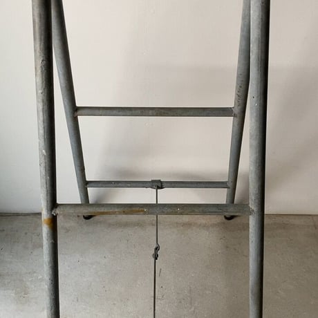 古い鉄の脚立  細めのフレームに素朴な伸縮構造が魅力  スチール製ヴィンテージ脚立. 昭和期  マットグレー 店舗什器  棚  完品