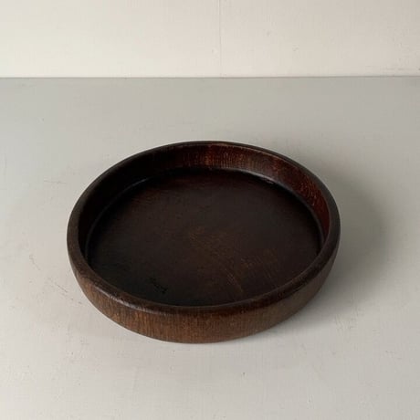 木製無垢のくり抜き盆  丸盆  木のトレー  幅約25.5cm  小さめサイズ  黒くヤケた古いお盆です。ヴィンテージキッチンツール