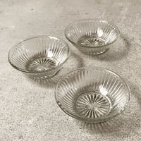 ヴィンテージ ガラス器 昭和初期 菊紋様 深皿 小鉢 古いガラス器 ゆらゆら気泡硝子 完品  ※3点ございます。