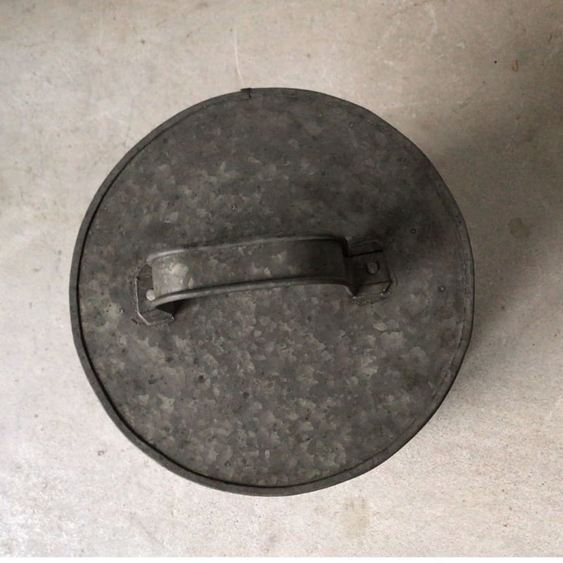 ヴィンテージ蓋付き筒型ブリキ缶 ライン有り 双耳持ち手 大きめ サイズ