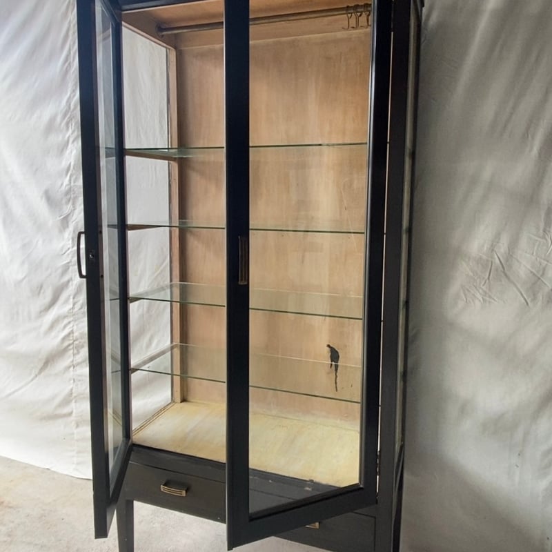 アンティーク 黒ケビント 3面ガラス 4枚棚板 硝子 2杯引出し 真鍮金具