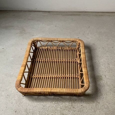 古いラタンの平籠  ナチュラル素材 ヴィンテージバスケット トレーカゴ 天然素材 白木 珍品
