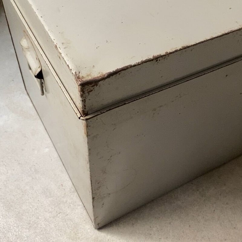 古いスチールケース 幅約55cm ライトグレーの塗装とエイジングが魅力