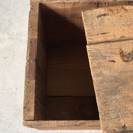 アンティーク木箱  蓋有り 荒材  頑丈 好グラフィック  古い木箱  ヴィンテージウッドボックス  道具箱