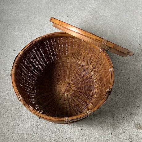 A  古い竹編みの飯籠 蓋付き竹籠 幅約33cm わずかな目飛びはあるもののコンディション良好 ジャパンヴィンテージ