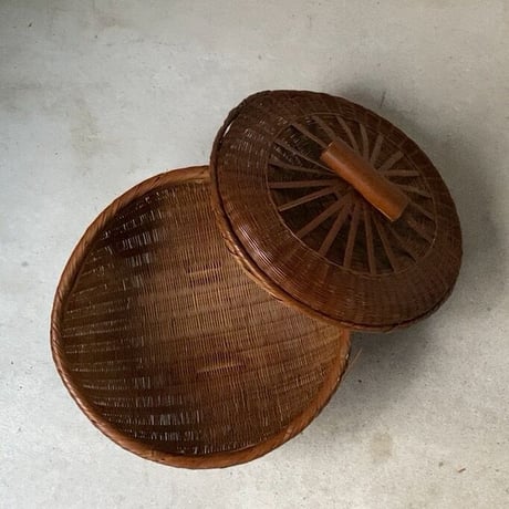 古い竹編みの水切り籠(蓋付き) 昭和初期 竹編み 工芸品 竹工芸 古民藝 均等にヤケた飴色のかご