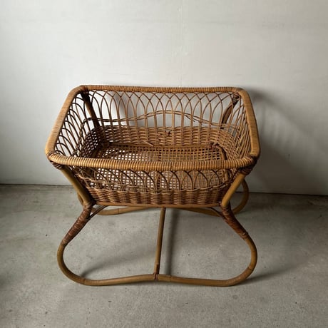ヴィンテージ ラタン製 脚付き脱衣籠 スタンドバスケット 大正 昭和期 古い脱衣籠スタンドタイプ 良品範疇