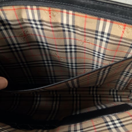 Burberrys バーバリーズ  クラッチバッグ  ブラックレザー インナーはノバチェック仕立  オールドバーバリー ヴィンテージバーバリー セカンドバッグ エンボスロゴ 中古良品