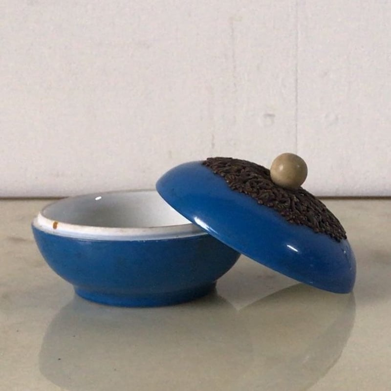 フランス アンティーク 青い小物入れ 陶器 唐草金具蓋 ポット ボンボ