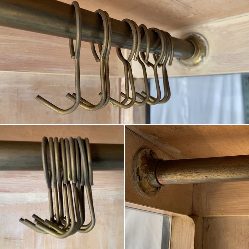 アンティーク 黒ケビント 3面ガラス 4枚棚板 硝子 2杯引出し 真鍮金具