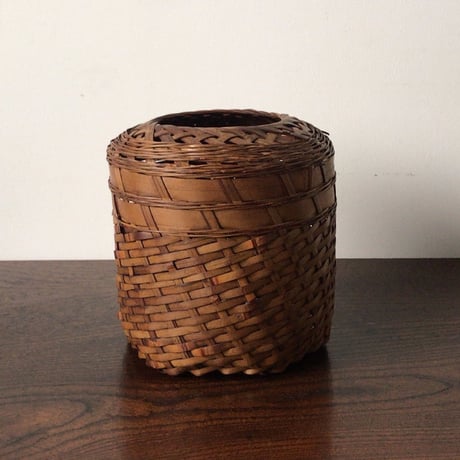 竹編の屑籠   素材の強弱が効いた大変手の込んだ編みかごです。日本の工芸品  民藝