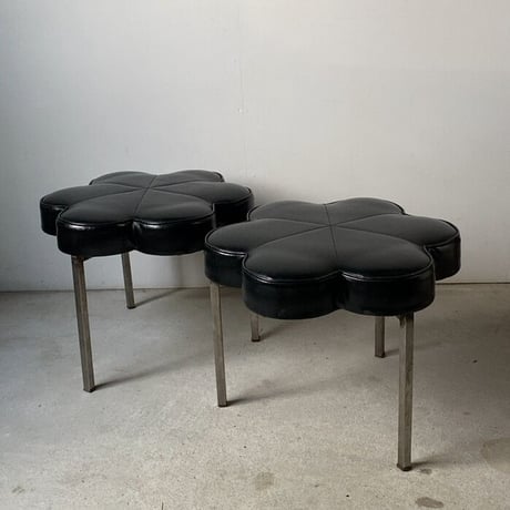 花型ヴィンテージスツール  2脚セット ステンレスレッグのロースツール  花の椅子 フラワーモチーフ ブラックのフェイクレザー  レア 珍品