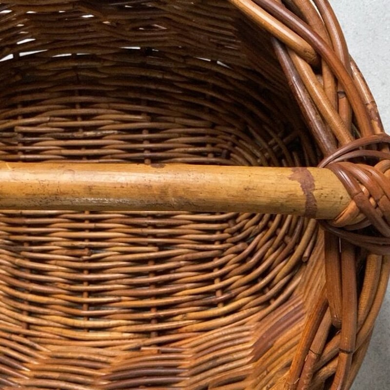 古いアラログの大籠 持ち手かご 幅約58cm ワンハンドルカゴ 飴色にヤケ