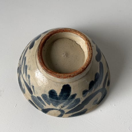 A  古琉球 やちむん 4.5寸マカイ 古作 登窯 花唐草 呉須色 沖縄 焼物 茶碗 昭和期 ヴィンテージフォークアート 完品
