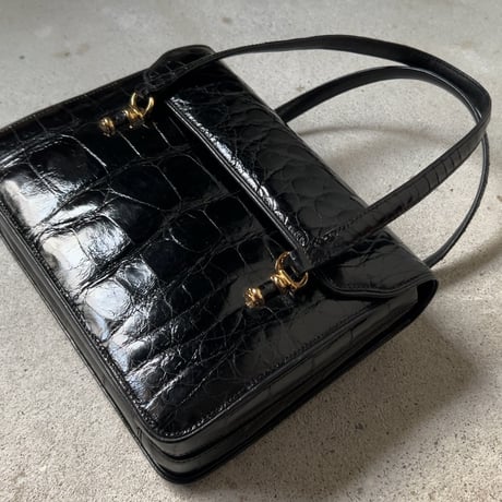 古いクロコのハンドバッグ  クロコ本レザー(ワニ革) ブラック フラップ型 ゴールド金具 ヴィンテージバッグ フォーマル  中古美品