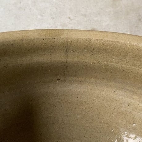 古いこね鉢27cm  民藝鉢  昭和期 古甕 大瓶 メダカ鉢 睡蓮鉢 ガーデニング ビオトープ ハス 水栽培  黄瀬戸 焼物  ニュウあり水漏れなし