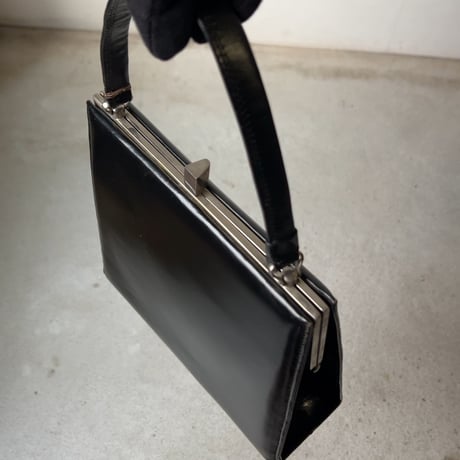 古いレザーのハンドバッグ  スムースレザー ブラック がま口型 ヴィンテージバッグ フォーマル 中古良品