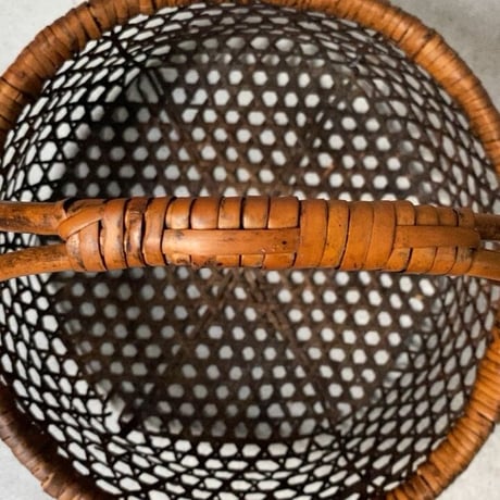 古い持ち手付竹籠  六つ目編みワンハンドル  六角底  直径30cm 昭和初期 戦前 手提げカゴ  メンテナンス済