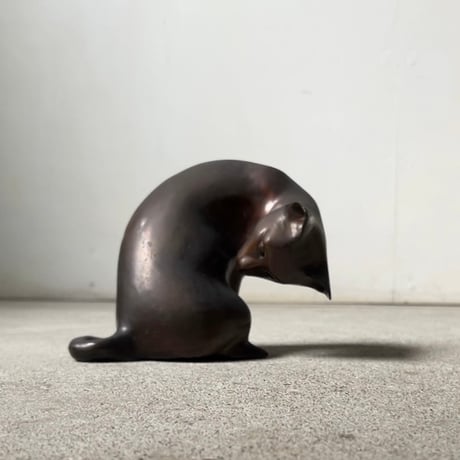 ブロンズ猫像 ヴィンテージドール 古い銅の猫 置物  しとやかな猫  スミスソニアン 金工 オールドクラフト 希少品