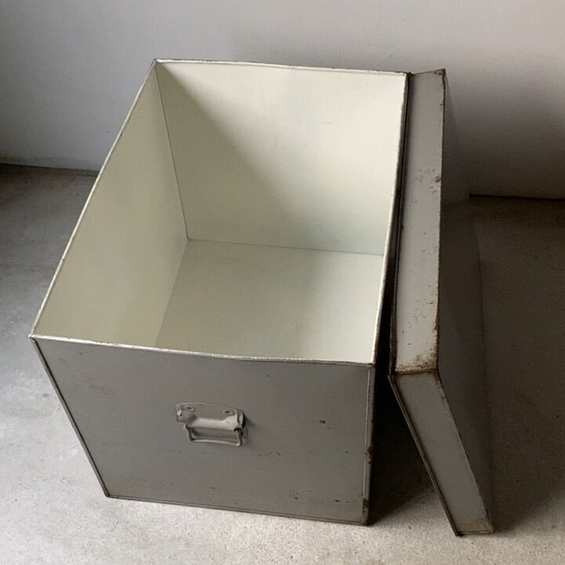 古いスチールケース 幅約55cm ライトグレーの塗装とエイジングが魅力