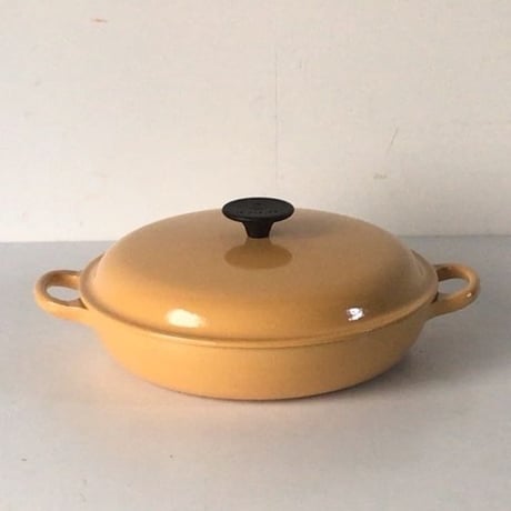 LE CREUSET ルクルーゼ　ビュッフェキャセロール 26cm 浅型両手鍋  廃盤色 サフランイエロー   オールド ル・クルーゼ　フランス製 ヴィンテージ 鍋   made in France