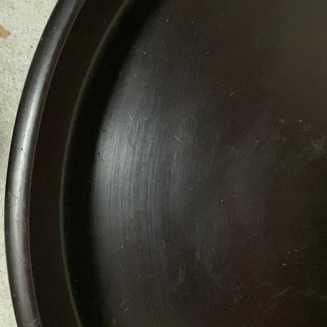 古い木製くり抜き盆 黒々とし鈍い艶感 木製トレー 34.5cm お盆 木工品 肉厚 素地 工芸品 民藝 ヴィンテージトレー 完品