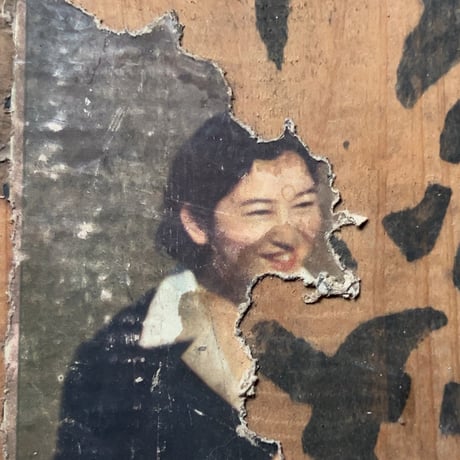 古い蓋付木箱 ロック金具付き 道具箱 当時物 若き日の上皇后美智子様 の写真が貼られた古い木箱 皇室ファン必見の珍希少品 良品