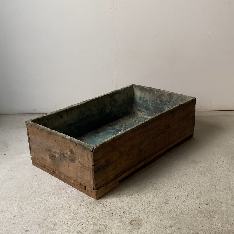 古い銅貼りの木箱 炭鉢 植木鉢 プランター 青錆 緑青 ガーデニング