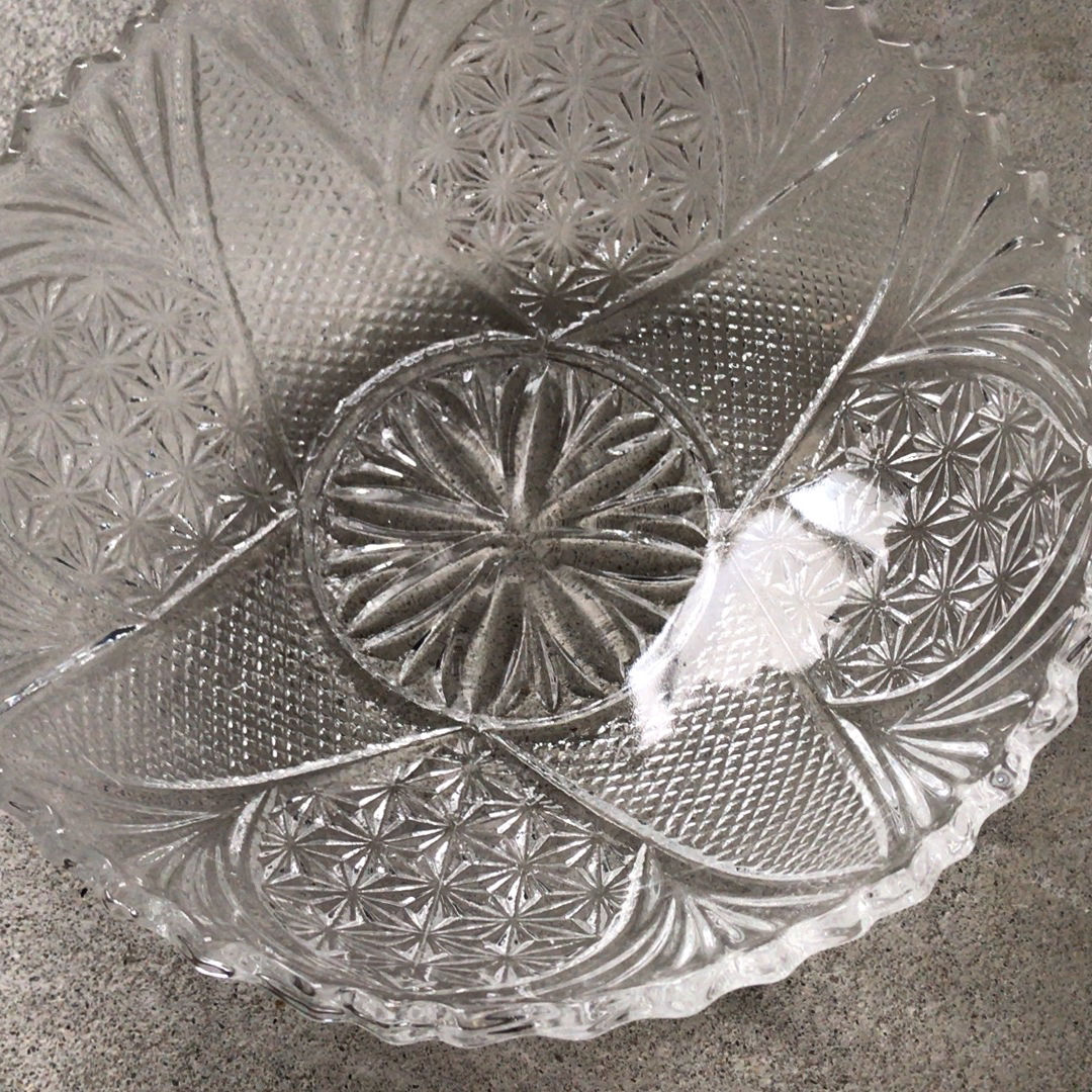 大正〜昭和期 古いプレスガラス 20cmの大鉢 花紋様 素麺器 大正〜昭和期 古いプレスガラス 20cmの大鉢 花紋様 素麺器