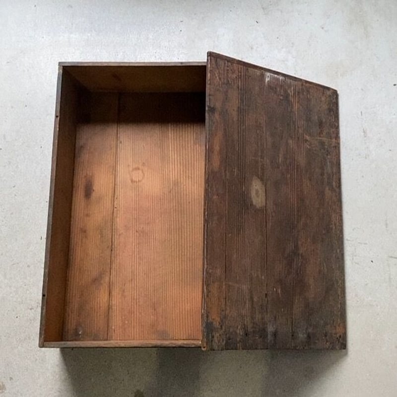 大きめ蓋付きの古い木箱 幅約60cm 杉無垢材の大きめの古木箱 道具箱 古