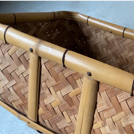 網代の古い御用籠   野良籠  竹かご  編みカゴ  四角い籠   野菜籠　太い表皮フレームと網代編みの裏皮のコントラストが素敵です。美品