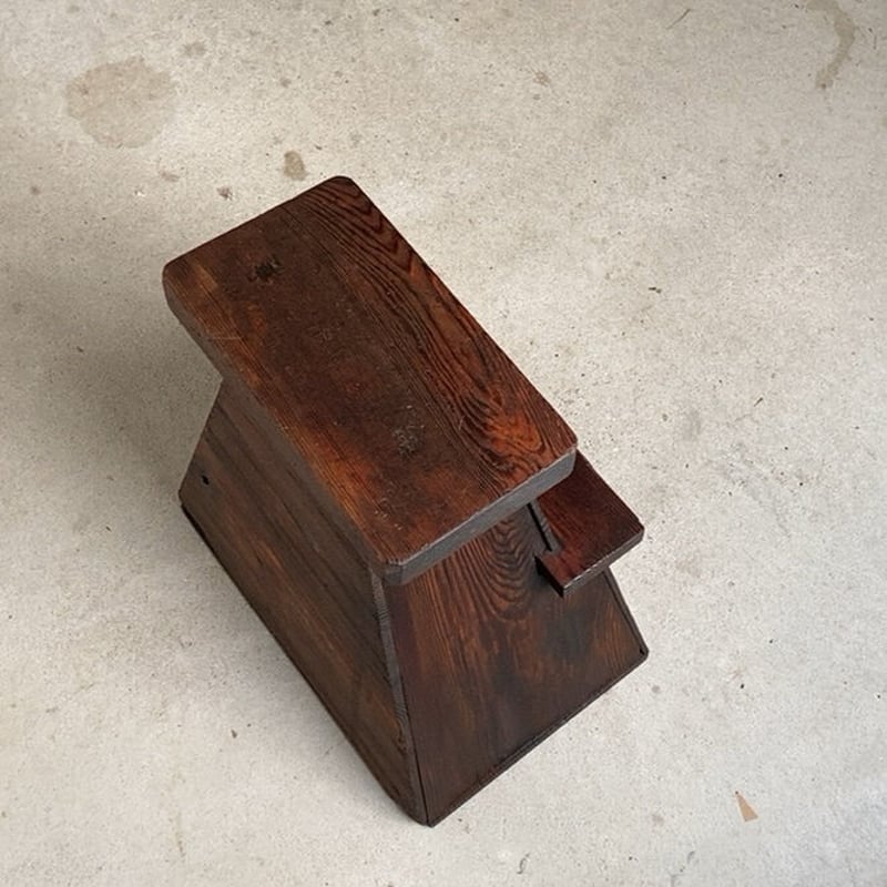 antique　ヴィンテージ　踏み台 古い踏み台 戦前 昭和初期 杉無垢材 達磨型穴 屑入れ踏台