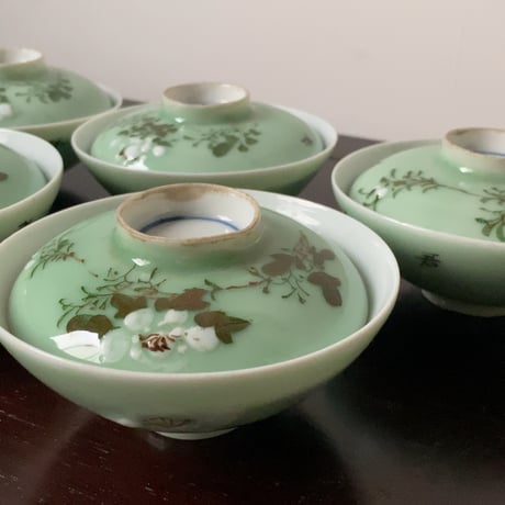 古い中国の蓋茶碗(飯椀) 4客セット(5客ですが1点蓋にホツがあるため実質完品4客での御提示) 花紋様 青磁色磁器 ヴィンテージ食器 テーブルウェア