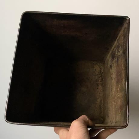 古い鉄の箱 (蓋付き) 黒ヤケ 黒光り グッドエイジング 厚みあり縁補強構造 古箱