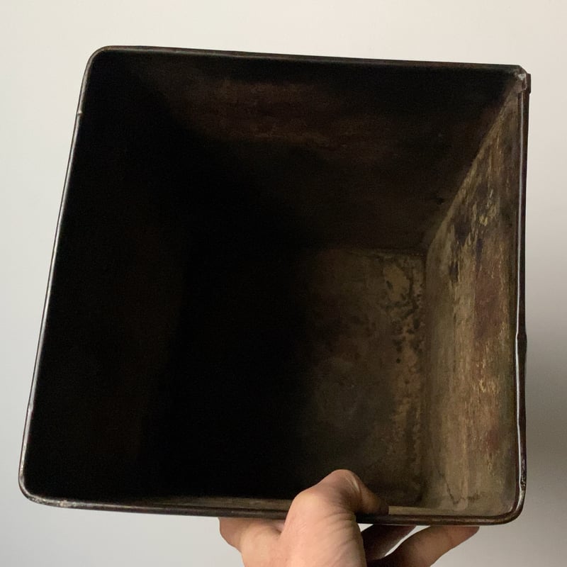 古い鉄の箱 (蓋付き) 黒ヤケ 黒光り グッドエイジング 厚みあり縁補強