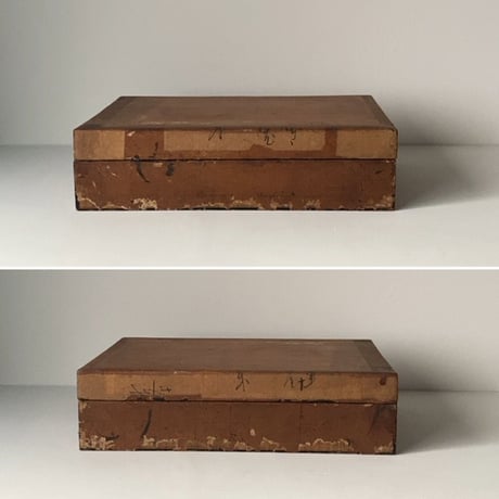 漆塗の木箱に和紙を貼った蓋付き木箱 約38cm 古い木箱  書道具箱 墨文字の和紙 昭和初期戦前 道具箱 ジャパンヴィンテージ