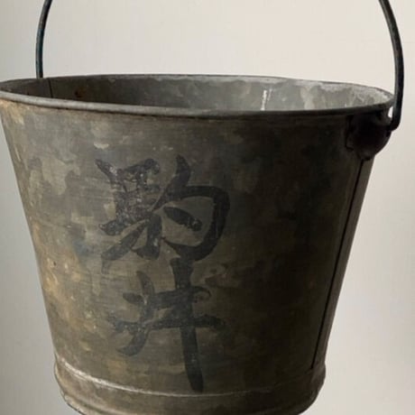 昭和期 古く小さいブリキのバケツ  青い塗装の持ち手/木の握り 無塗装  水漏れ無し ミニバケツ
