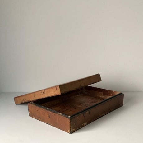 漆塗の木箱に和紙を貼った蓋付き木箱 約38cm 古い木箱  書道具箱 墨文字の和紙 昭和初期戦前 道具箱 ジャパンヴィンテージ