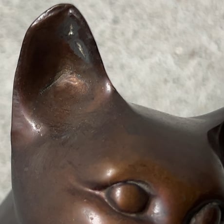 ブロンズ猫像 ヴィンテージドール 古い銅の猫 置物  しとやかな猫  スミスソニアン 金工 オールドクラフト 希少品