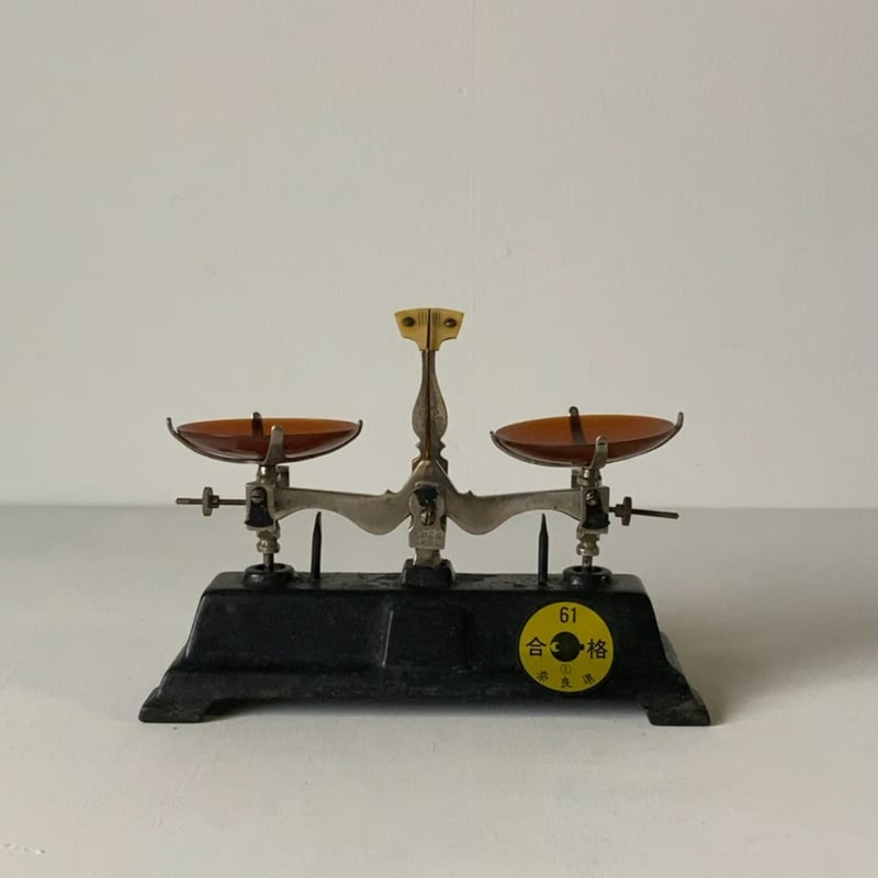 古い上皿天秤と木製の小型ガラスケース 1948年 楢材 指物加工 木工