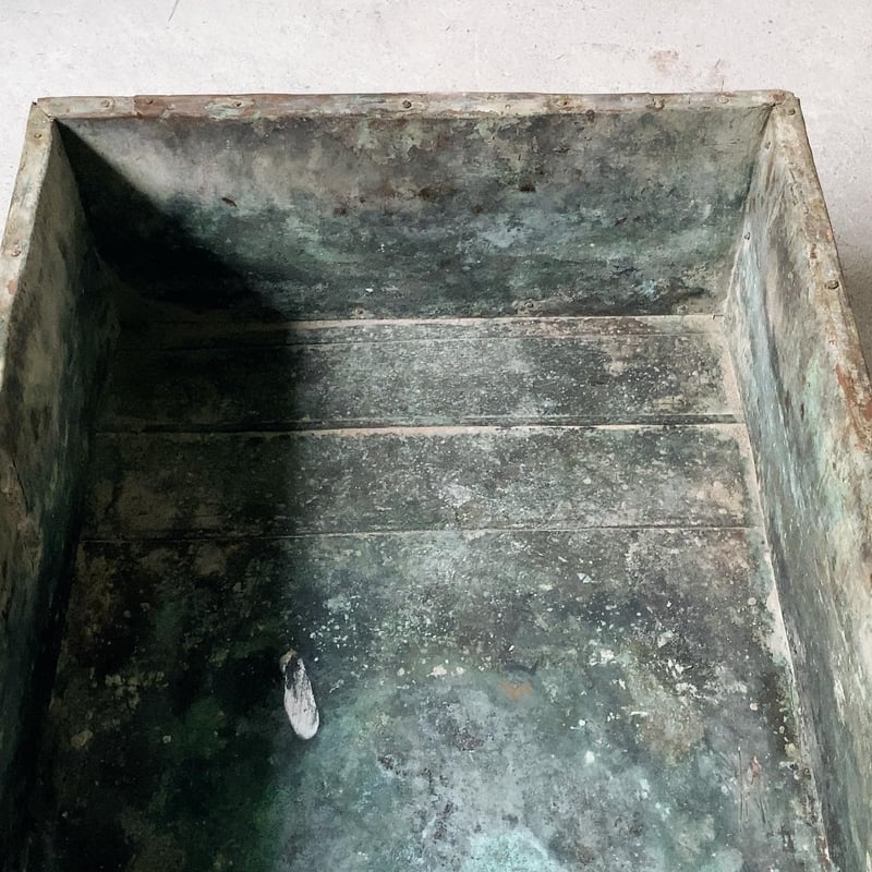 古い銅貼りの木箱 炭鉢 植木鉢 プランター 青錆 緑青 ガーデニング