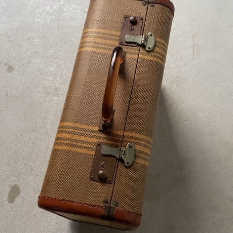 アンティークトランク 琥珀ハンドル ライン紋様 マスタード/ダークベージュ ヴィンテージ小型トランク 38cm 状態良好 鍵無し
