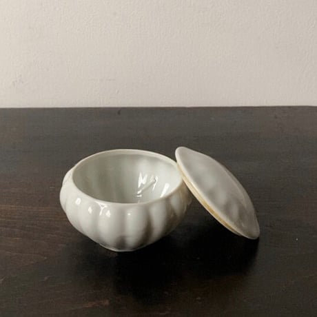 古い白磁の小壺 大正 昭和 蓋付き白磁器 古作 蓋の汚れ以外は完品