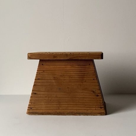 昭和期 木製穴無し古い踏台  杉材無垢  小さめ 台形 箱型 踏み台 ヴィンテージステップ  ナチュラル素材  作業椅子 花台 美品