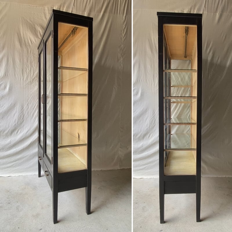 アンティーク 黒ケビント 3面ガラス 4枚棚板 硝子 2杯引出し 真鍮金具