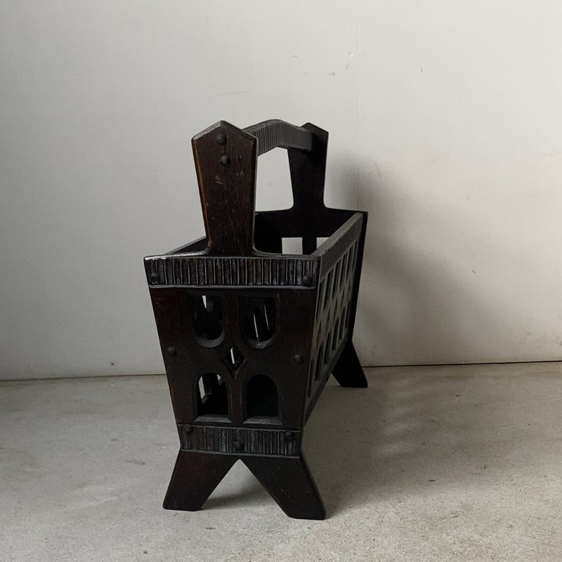 古い木製マガジンラック 黒茶 スタッズ 透かし窓 線彫り装飾 オールド